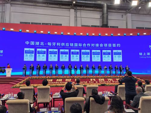 第二届链博会中国湖北-匈牙利供应链国际合作对接会项目签约现场。人民网 唐佳摄